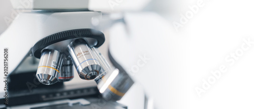 Foto a close up view of a laboratory microscope with a white background and lab