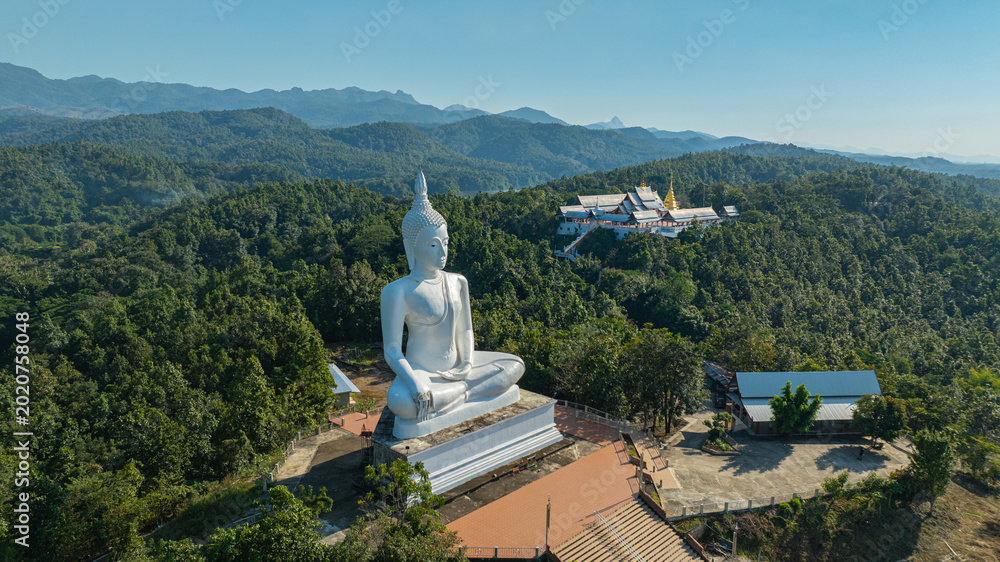 Φωτογραφία Located in the mountains of Phrae Province, Wat Phra That Pu Jae is an ancient Buddhist temple known for its square stupa containing a sacred relic of the Buddha
