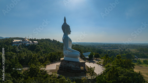 Fotografie Wat Phra That Pu Jae is an ancient Buddhist temple located on a mountain in Rong Kwang District, Phrae Province, Thailand