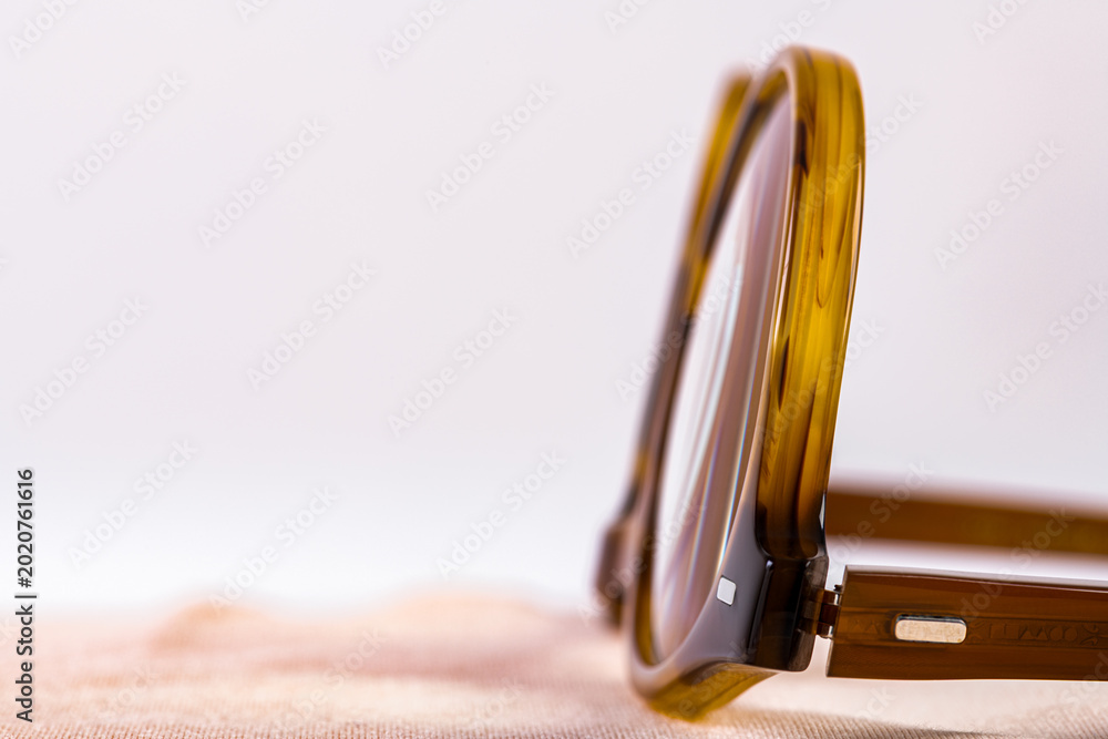 Ταπετσαρία Detailed closeup side view of vintage reading glasses, frame design and lens detail