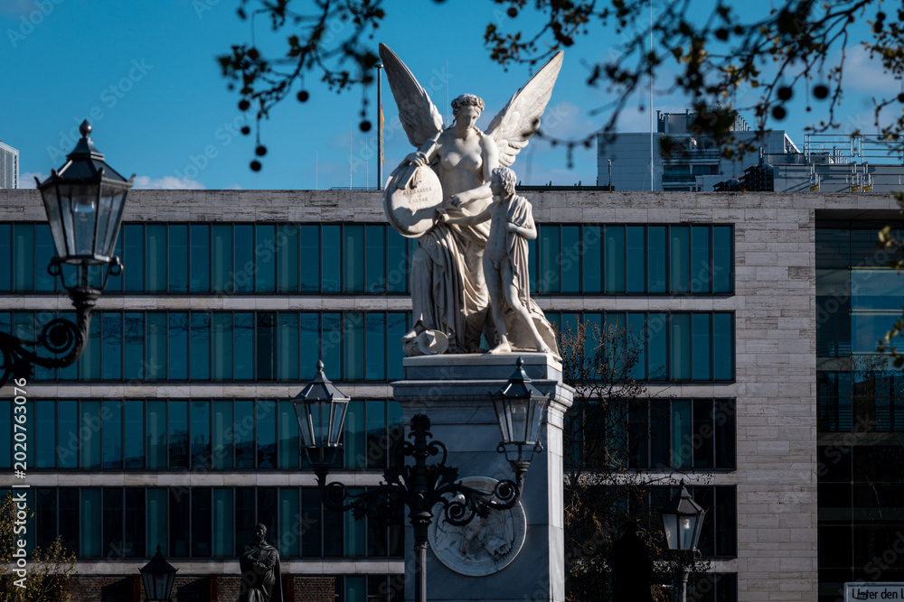 Ταπετσαρία Berlin Auswärtiges Amt – allegorical angel sculpture with child