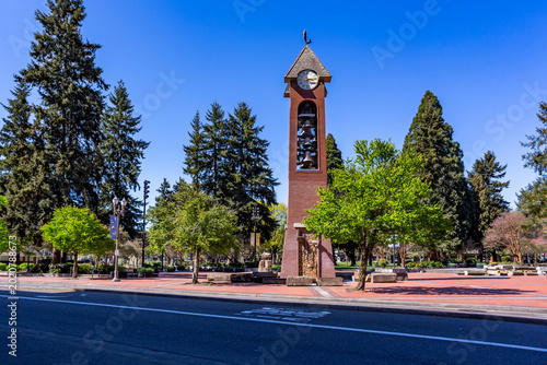 Fotografi Bell Tower in the downtown of Vancouver, Washington, and The Esther Short Park
