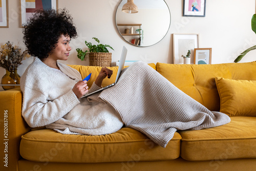 Konstfotografi Woman making online purchase with credit card at home