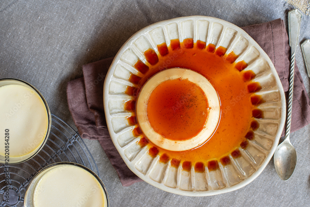 Φωτογραφία Homemade creme caramel custard pudding with sweet caramel sauce on a ceramic plate