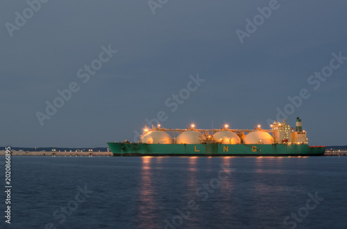 Canvas-taulu LNG TANKER - Illuminated ship at the gas terminal