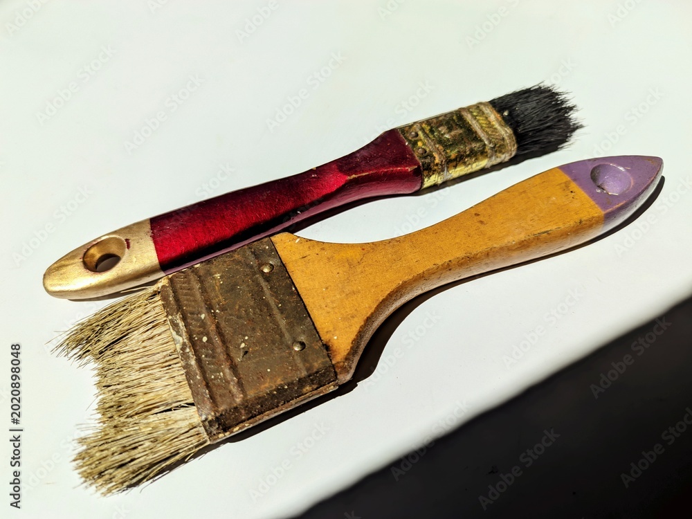 Ταπετσαρία Close-up of an old, heavily used paintbrush with a weathered wooden handle and r