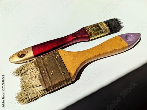 Fotografia Close-up of an old, heavily used paintbrush with a weathered wooden handle and r