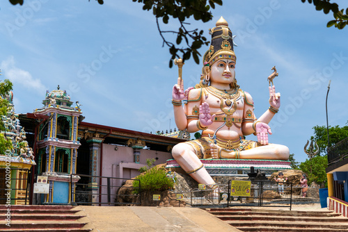 Fotografie Tall Shiva statue at the Hindu temple Thirukoneswaram Kovil, Trincomalee, Sri La