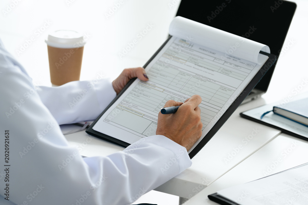 Obraz premium Medical doctor checks patient reports and notes in clinic