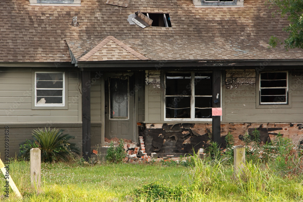 Αυτοκόλλητο Abandoned burnt down house in the afternoon in Vidor, Texas