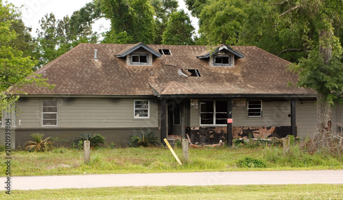 Fotografija Abandoned burnt down house in the afternoon in Vidor, Texas