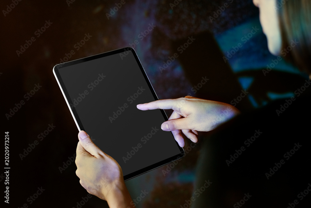 Foto Person using blank digital tablet screen