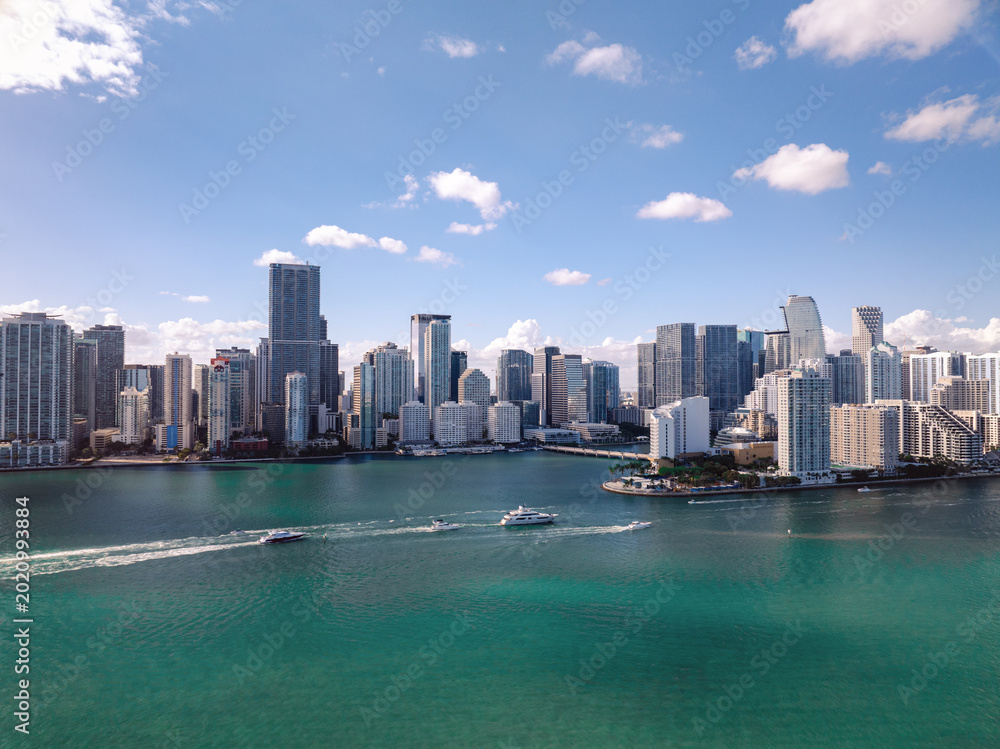 Obraz premium Miami skyline from biscayne bay boats cruising on water