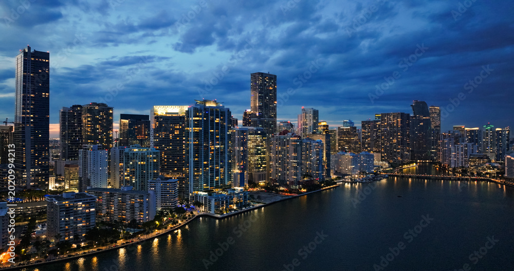 Obraz premium Miami cityscape at dusk with brickell skyscrapers and bay lights