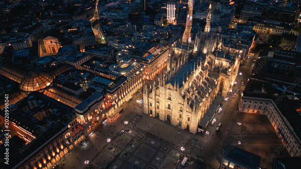 Obraz premium Milan duomo and galleria vittorio emanuele ii at night, milan city