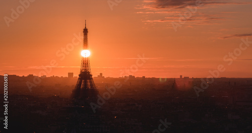 Obraz na płótnie Eiffel tower catching sun during beautiful parisian sunset