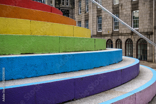 Treppe in Regenbogenfarben