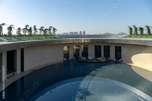 Foto Lake Reflection is located inside  futuristic oval-shaped building with overlooking city skyline