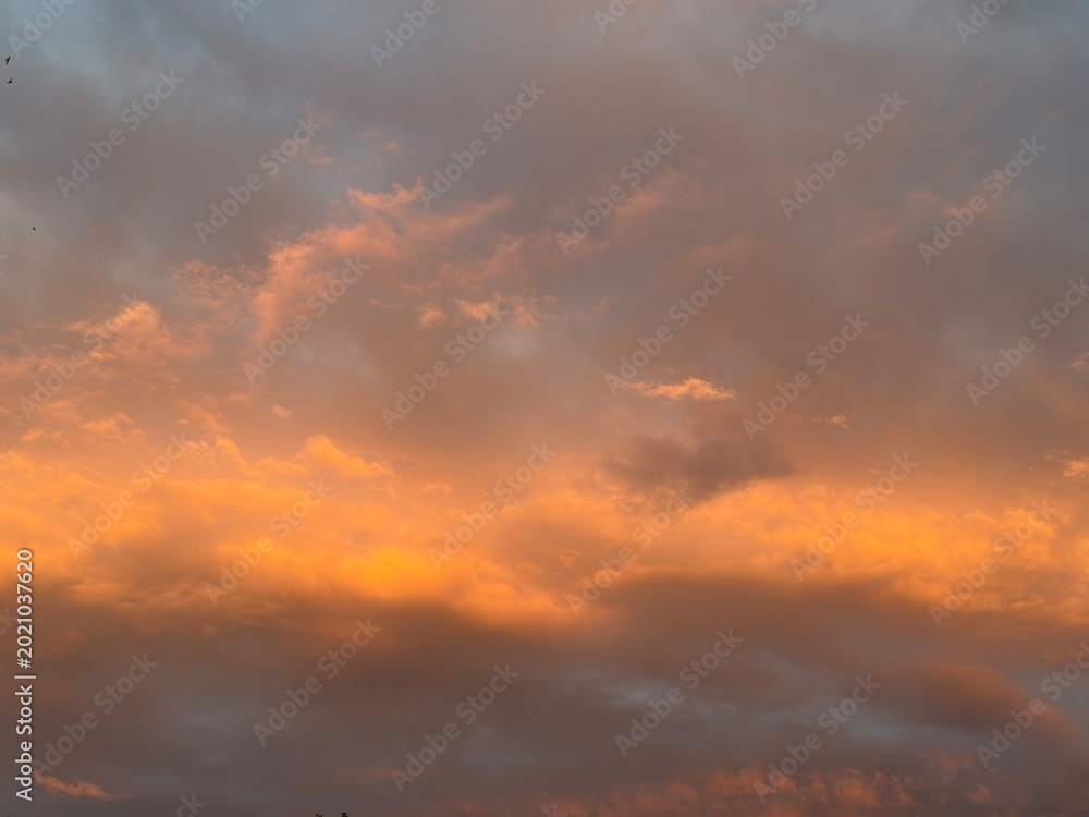 Obraz premium Dramatic Layered Clouds Golden Hour Light