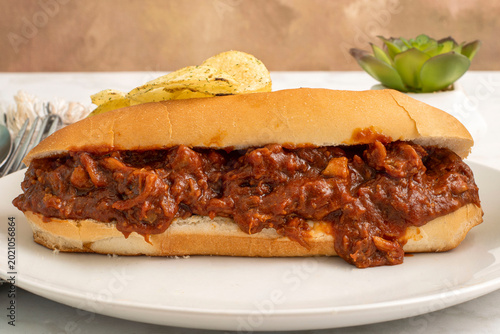 Foto barbecue  pulled pork sub  with potato chips