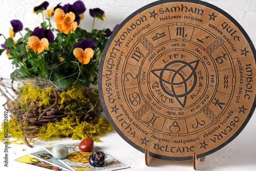 Slika na platnu Wheel of the Year engraved with the eight pagan festivals