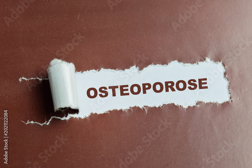 Osteoporose in French it means Osteoporosis text written in torn paper.