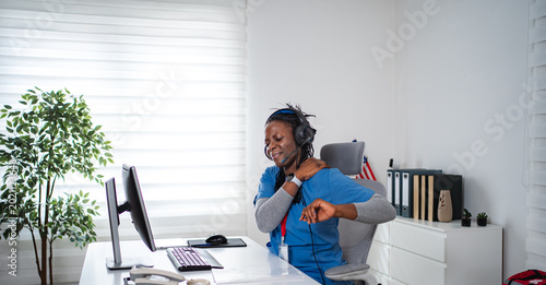 Φωτογραφία Healthcare worker experiencing neck shoulder pain at office desk