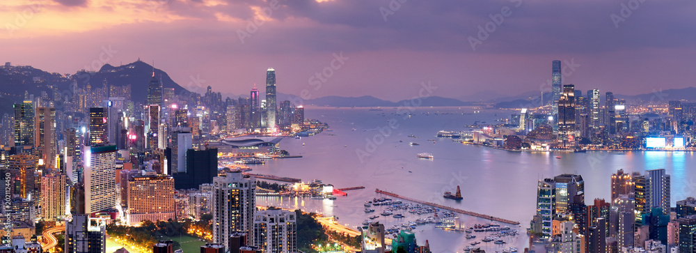 Fototapeta premium Panoramic view of Hong Kong, captured around sunset from the summit of Braemar Hill