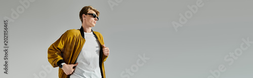 Foto Stylish man showcasing trendy fashion against a minimalistic backdrop