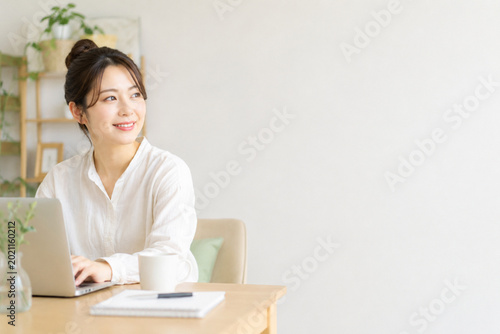 在宅ワーク　女性