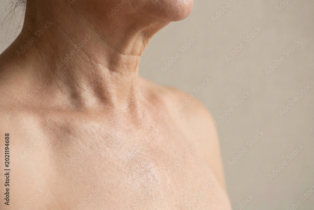 Naklejka premium Close up of senior woman neck and chest skin texture