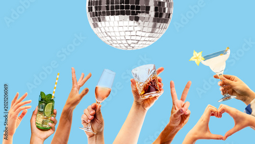 Foto Party hands holding cocktails under disco ball on blue background