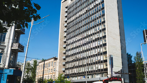 Foto The modernist facade of a high-rise office building, housing the Ministry of Social Policy, stands against a clear blue sky in the central district of Kyiv