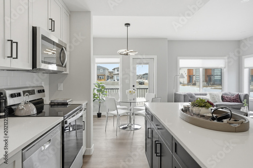 Foto Modern kitchen with sleek white countertops and dark cabinets
