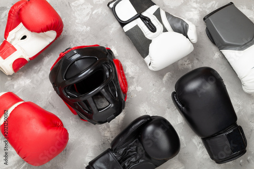 Canvastavla Boxing helmet and gloves on concrete background, top view.