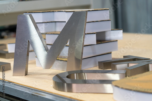 Fotografie Close Up Stainless Steel Channel Letter Fabrication in Sign Workshop