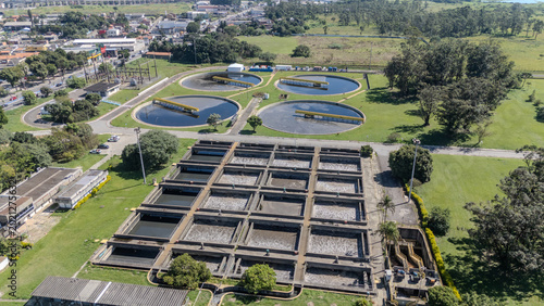 Valokuva Vista aérea de estação de tratamento de água em Suzano destaca infraestrutura de