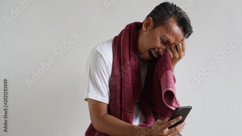 Foto a man crying with towel in his hand