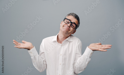 Foto Clueless confused man shrugging