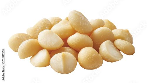 Foto Pile of raw macadamia nuts whole and halved, isolated on transparent background