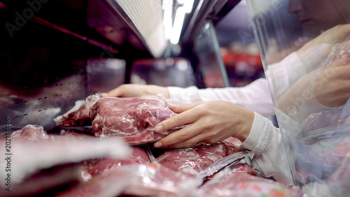 Fotografía Close-up of fresh meat cuts displayed on supermarket shelf
