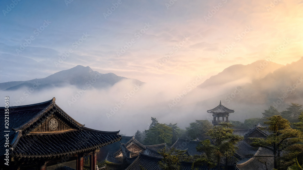 Fototapeta premium 구름 위 산사 / Mountain Temple Above the Clouds