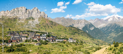 Quadro su tela Vista panorámica de la estación de ski alpino Aramón Formigal a los pies de la P