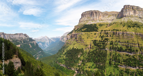 Bild auf Leinwand Vista panoramica del impresionante Circo de Soaso, en el Parque Nacional de Orde