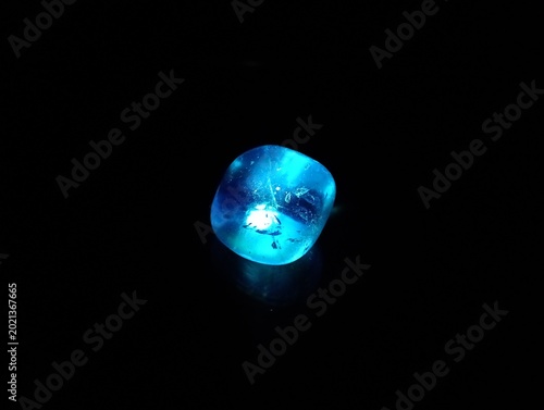 Photos 暗闇で鮮やかに発光するブルーの天然石・アクアオーラのタンブル