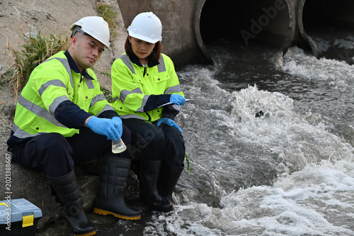 Fotografía Scientists Recording Pollution Data at Wastewater Drainage System