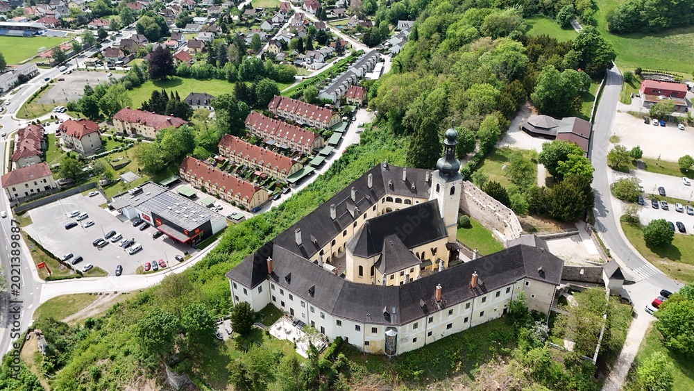 Fototapeta premium Schloss Gloggnitz aus der Vogelperspektive 
