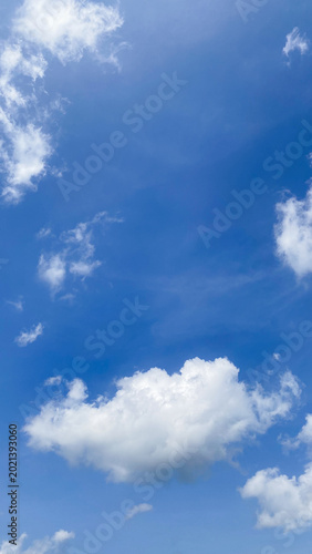 Fotografía Stunning blue sky featuring prominent fluffy white clouds under bright daylight