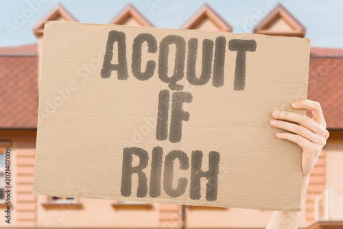 Fotografia "Acquit If Rich" Acquittal rates are higher for defendants who afford premium counsel
