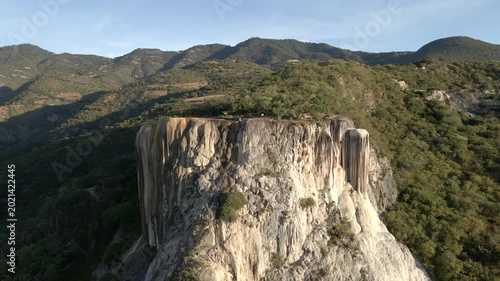 Toma aérea de las cascadas petrificadas de Hierve El Agua, en Oaxaca México